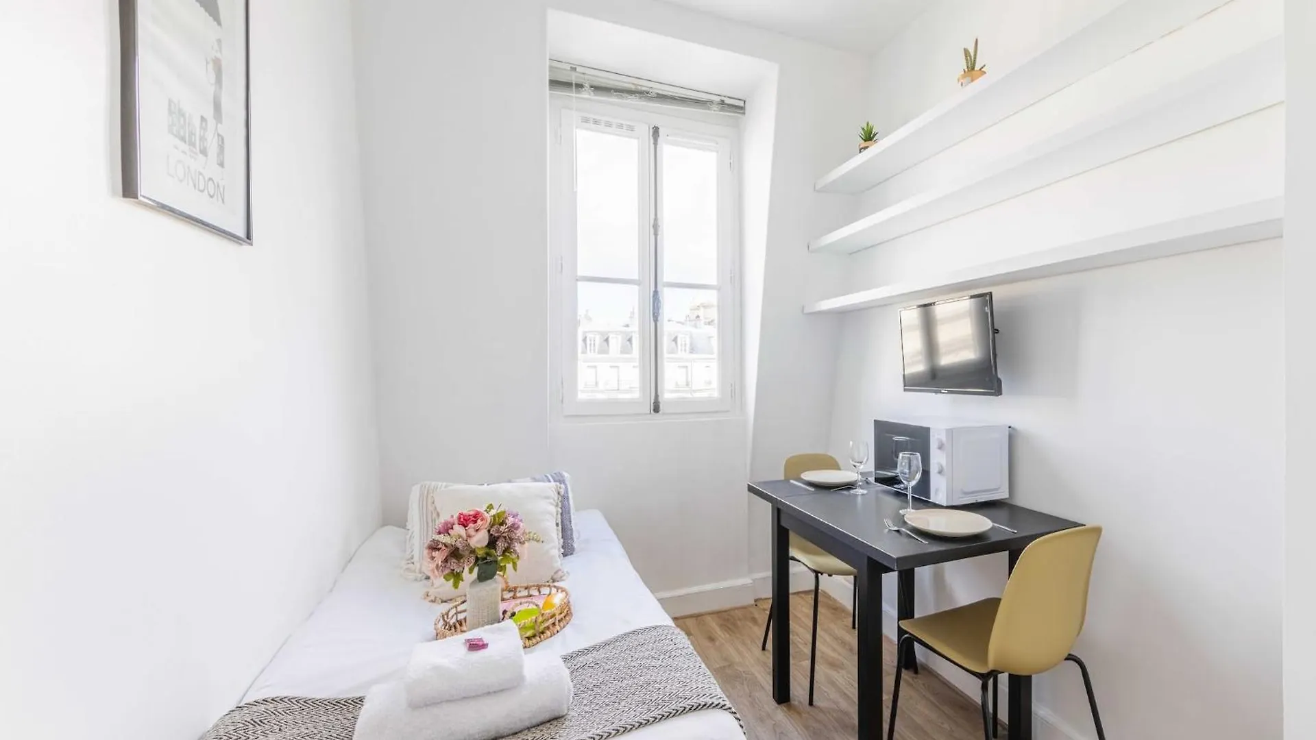 Charming Studio 1P Near Av Montaigne Paris France